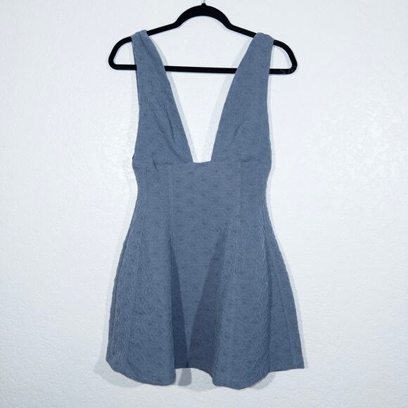 NWT WeWoreWhat Grey Blue Textured Knit V-Neck Mini Dress Size 6 - Picture 2 of 8